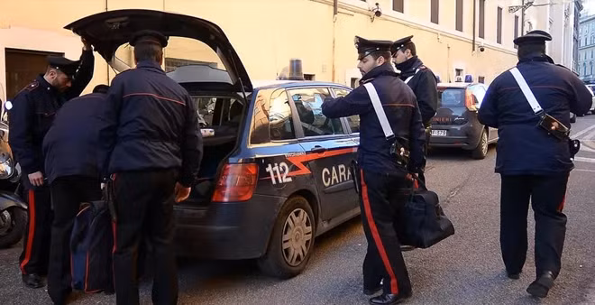 Cảnh sát Italy trong một cuộc vây bắt mafia. Ảnh: Getty.