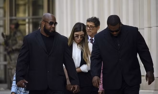Emma Coronel Aispuro bước ra khỏi Tòa án Liên bang Brooklyn, thành phố New York, tháng 7-2019, sau khi Guzman bị tuyên án.