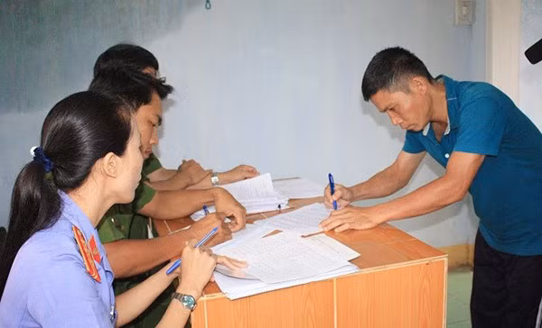 Đối tượng Trương Nhật Tiến tại cơ quan điều tra. Đối tượng Trương Nhật Tiến tại cơ quan điều tra.