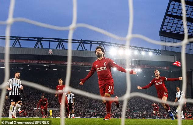 Salah đóng góp 1 bàn trong chiến thắng đậm đà của The Kop.