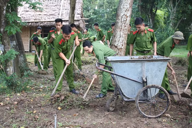 Tham gia dọn vệ sinh môi trường.