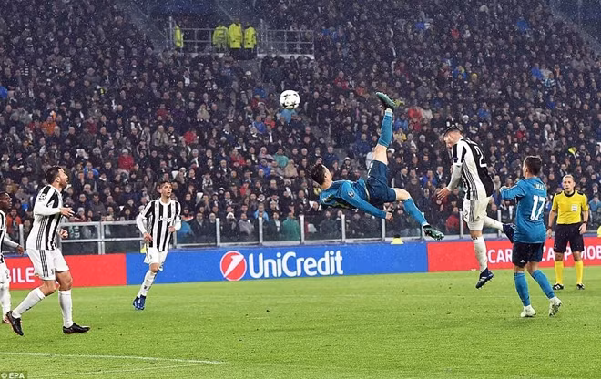 Pha ghi bàn kiểu xe đạp chổng ngược của Ronaldo. Ảnh: EPA.