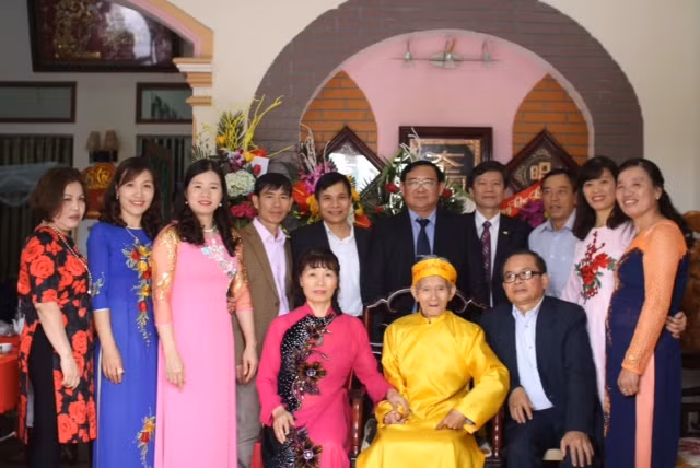 Ông Tú quây quần bên gia đình.