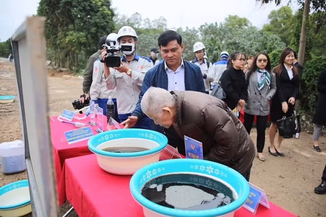 Nguyên Viện trưởng Viện sinh thái và tài nguyên sinh vật - GS.TSKH.Đặng Huy Huỳnh đánh giá trực quan kết quả giảm thiểu mùi hôi của nước rỉ rác sau một tháng được xử lý thí điểm bằng công nghệ Bio-Nano của Nhật Bản.