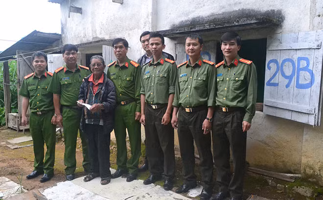 Cán bộ, chiến sĩ Công an tỉnh Lâm Đồng thường xuyên thăm hỏi, động viên cụ Liễu sống lạc quan.