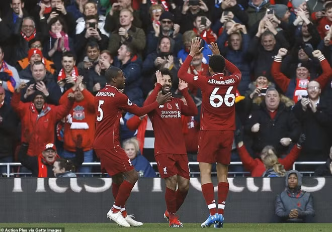 Liverpool có chiến thắng nhẹ nhàng để tạm chiếm ngôi đầu giải Ngoại hạng