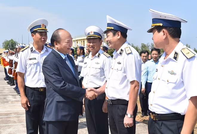Thủ tướng Nguyễn Xuân Phúc thăm hỏi cán bộ, chiến sĩ Lữ đoàn 681. Ảnh: VGP/Quang Hiếu