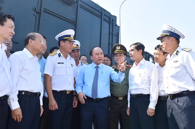 Thay mặt lãnh đạo Đảng, Nhà nước, Thủ tướng động viên tinh thần sẵn sàng chiến đấu của cán bộ, chiến sĩ Lữ đoàn. Ảnh: VGP/Quang Hiếu