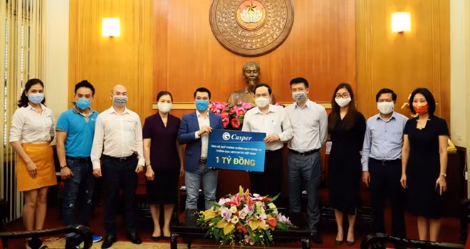 Đồng chí Trần Thanh Mẫn tiếp nhận số tiền 1 tỷ đồng huy động được từ chiến dịch “Con sẽ ở nhà” .