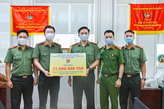 Đại diện Đoàn Thanh niên khối Học viện, trường CAND trao tặng 22 triệu đồng ủng hộ cán bộ, chiến sĩ Công an tỉnh Hà Giang.