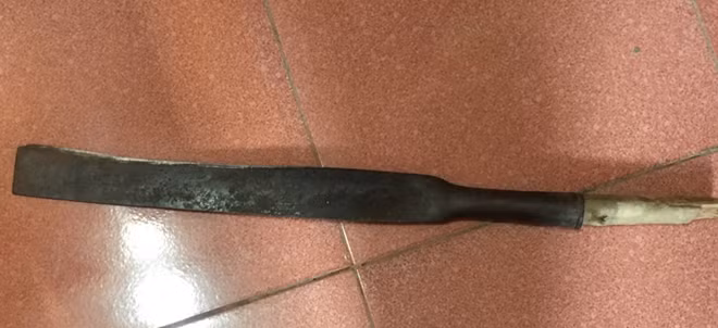 Con dao Tiên dùng tấn công ông Châu.