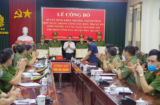 Đồng chí Trần Đức Quý, Phó Chủ tịch UBND tỉnh Bằng khen cho các tập thể, cá nhân có thành tích xuất sắc trong điều tra, khám phá án.