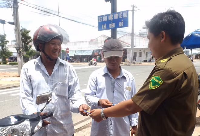 Công an Phong Điền phát móc khóa có in số điện thoại của Công an huyện, xã, thị trấn cho người dân.