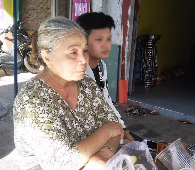 Bà Em đau buồn chia sẻ về cháu ngoại mình. Bà Em đau buồn chia sẻ về cháu ngoại mình.