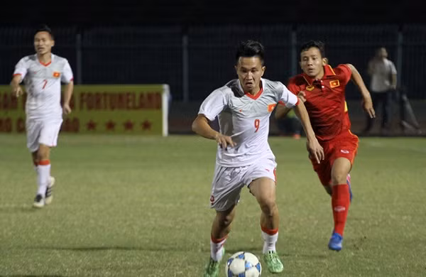 U19(áo đỏ) chưa đủ trình độ khi so sánh với những đàn anh. Ảnh: Thethao24/7