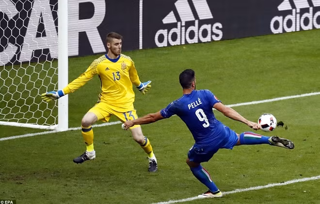 Một mình De Gea không cứu nổi con thuyền chìm Tây Ban Nha. Ảnh: EPA.
