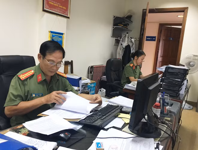 Thượng tá Lê Văn Hùng cùng cán bộ Phòng 3, Cục Chính sách, Bộ Công an nghiên cứu hồ sơ để xác nhận thông tin về đồng đội.