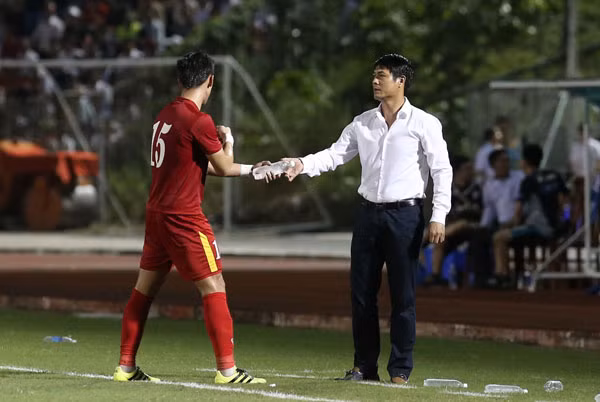 Hy vọng Nguyễn Hữu Thắng (phải) sẽ đổi vận ở kỳ AFF Cup trên tư cách huấn luyện viên.