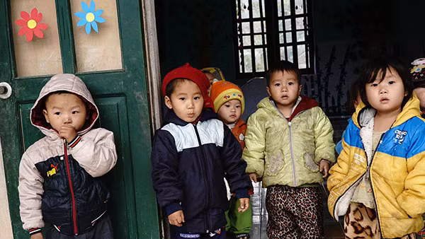 Do điều kiện giao thông khó khăn, cách trở cuộc sống sinh hoạt thường ngày của các em nhỏ tại đây vẫn còn nhiều thiếu thốn.