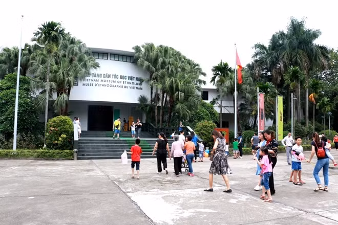 Ngày 1-6, rất nhiều gia đình tại Hà Nội đã chọn Bảo tàng Dân tộc Việt Nam để đưa con em đi chơi nhân ngày Quốc tế Thiếu nhi.