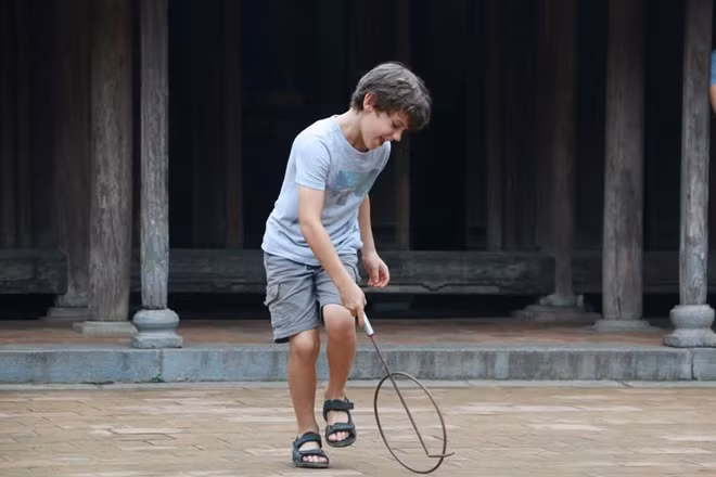 Cậu bé ngoại quốc này tỏ ra thích thú khi thử chơi một trò chơi khá phổ biến của trẻ em Việt Nam trước đây.