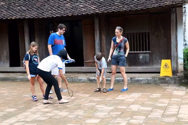 Nhiều gia đình người nước ngoài tại Hà Nội cũng chọn nơi đây làm điểm đến trong ngày 1-6.
