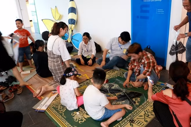 Một trong những hoạt động được nhiều bé chọn nhất là học cách làm diều.