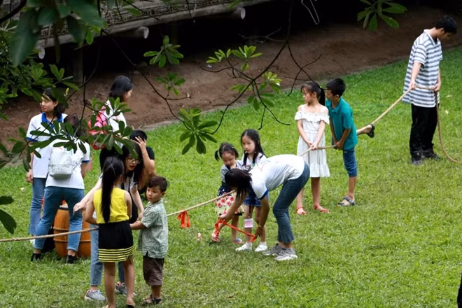 Nhiều phụ huynh cho biết họ muốn con em có trải nghiệm mới cùng các trò chơi dân gian như một cách để hiểu hơn về văn hóa dân tộc giữa một xã hội ngày càng hiện đại.