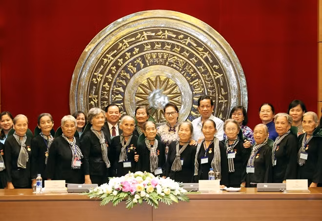 Chủ tịch Quốc hội Nguyễn Thị Kim Ngân với các đại biểu “Đội quân tóc dài” tỉnh Bến Tre. Ảnh: TTXVN.