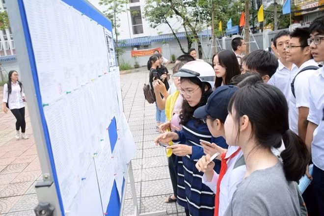 Học sinh Hà Nội làm thủ tục đăng ký dự thi vào lớp 10 trong sáng ngày 1-6.