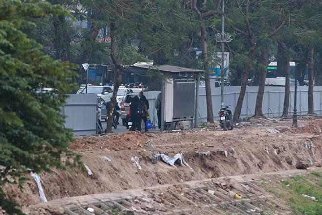 Một đoạn thảm thực vật được phá bỏ trên vỉa hè đường Láng.