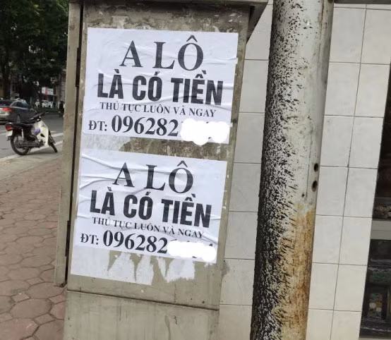 Quảng cáo cho vay tiền xuất hiện ở nhiều nơi.