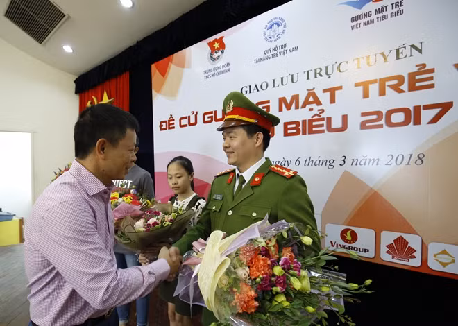 Đại úy Phạm Văn Dân tại buổi giao lưu trực tuyến Gương mặt trẻ Việt Nam tiêu biểu.
