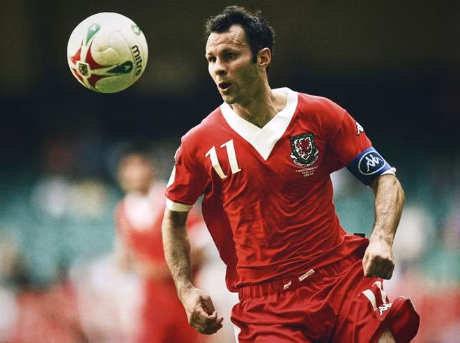 Giggs trong màu áo ĐTQG xứ Wales khi còn là cầu thủ.