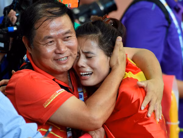 Huyền đến chia vui với HLV Vũ Văn Lợi sau khi chinh phục tấm HCV SEA Games.