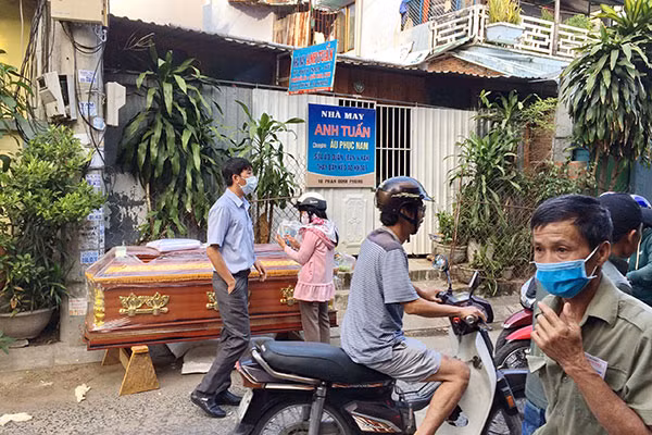 Người dân địa phương đóng góp hỗ trợ để mai táng bà Trịnh Thị Bạch Tuyết.