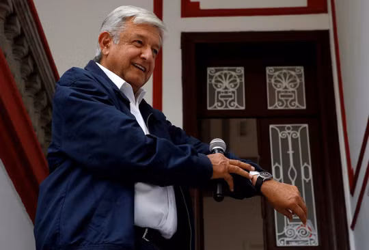 Tổng thống Andres Manuel Lopez Obrador khoe đồng hồ khi bị phóng viên phỏng vấn.