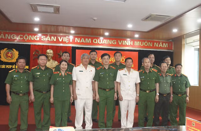 Thứ trưởng Nguyễn Duy Ngọc và các đại biểu tại buổi Lễ.