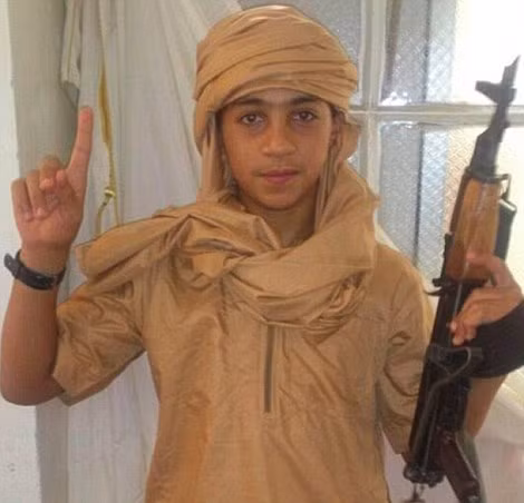 Younes, 13 tuổi, em trai của chủ mưu vụ khủng bố Paris Abdelhamid Abaaoud, đã được tuyển mộ để tham gia IS.