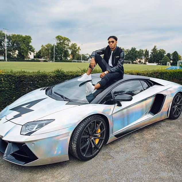 Emerick Aubameyang có sở thích với những chiếc thể thao. Vì thế không lạ khi cầu thủ đang khoác áo Arsenal này sẵn sàng bỏ ra 270.000 bảng để tậu về cho mình một chiếc Lamborghini Aventador. "Siêu bò Ý" này có động cơ cực mạnh và có thể đạt tốc độ 350 km/h. Emerick Aubameyang có sở thích với những chiếc thể thao. Vì thế không lạ khi cầu thủ đang khoác áo Arsenal này sẵn sàng bỏ ra 270.000 bảng để tậu về cho mình một chiếc Lamborghini Aventador. "Siêu bò Ý" này có động cơ cực mạnh và có thể đạt tốc độ 350 km/h.