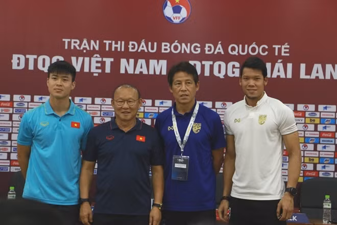 Cả HLV Park Hang-seo và HLV Akira Nishino đều chịu áp lực lớn trước trận đấu vào tối nay. Ảnh: Trần Ngọc. Cả HLV Park Hang-seo và HLV Akira Nishino đều chịu áp lực lớn trước trận đấu vào tối nay. Ảnh: Trần Ngọc.