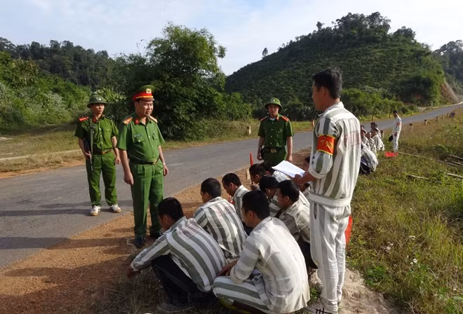 Đại tá Nguyễn Xuân Trường động viên các phạm nhân lúc đang lao động cải tạo.