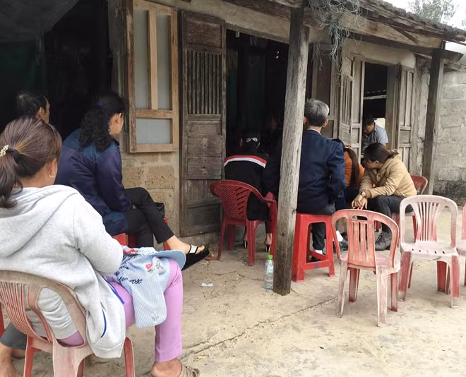 Người đến nhà "thầy" Gái xem bói bài luôn đông đúc.