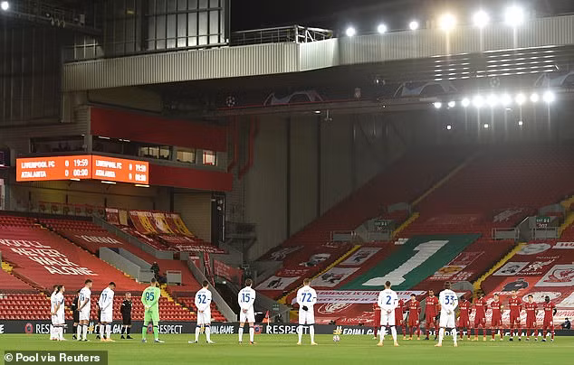 Rạng sáng 26/11, Liverpool tiếp đón Atalanta ngay trên sân nhà Anfield trong lượt trận thứ 4 bảng D Champions League 2020/21. Cầu thủ cả hai đội đã giành 1 phút mặc niệm huyền thoại Diego Mardona qua đời. Hoạt động này xuất hiện trong tất cả các trận đấu thuộc loạt trận vòng bảng Champions League vào rạng sáng 26/11.