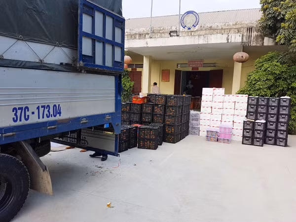 Xe tải vận chuyển 2,5 tấn quả Trung Quốc nhập lậu bị bắt giữ. (Ảnh Phòng Cảnh sát môi trường Nghệ An cung cấp). Xe tải vận chuyển 2,5 tấn quả Trung Quốc nhập lậu bị bắt giữ. (Ảnh Phòng Cảnh sát môi trường Nghệ An cung cấp).