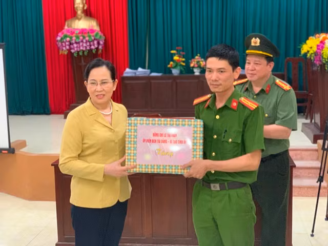 Bí thư tỉnh ủy Hà Nam Lê Thị Thủy tặng quà động viên CBCS cấp CCCD.