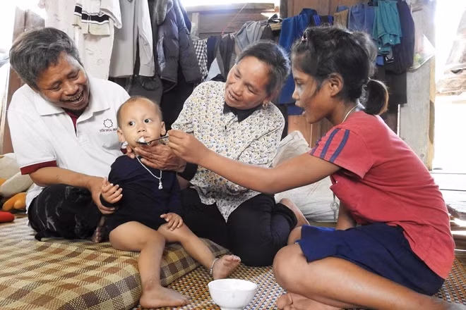 Chị Căn Linh, anh Côn Linh và bé Hồ Thị Miếc chăm sóc cho thành viên nhỏ nhất trong gia đình.