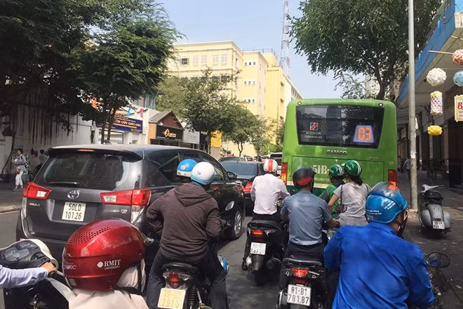 Xe buýt thường xuyên đi sai làn đường.