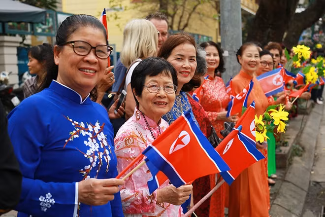 Dọc các tuyến đường đoàn xe chở lãnh đạo CHDCND Triều Tiên đi qua, rất nhiều người dân Thủ đô đã đổ ra chào đón.
