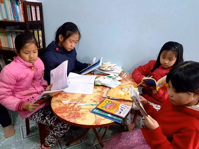 Các em nhỏ đam mê đọc những quyển sách mình yêu thích.